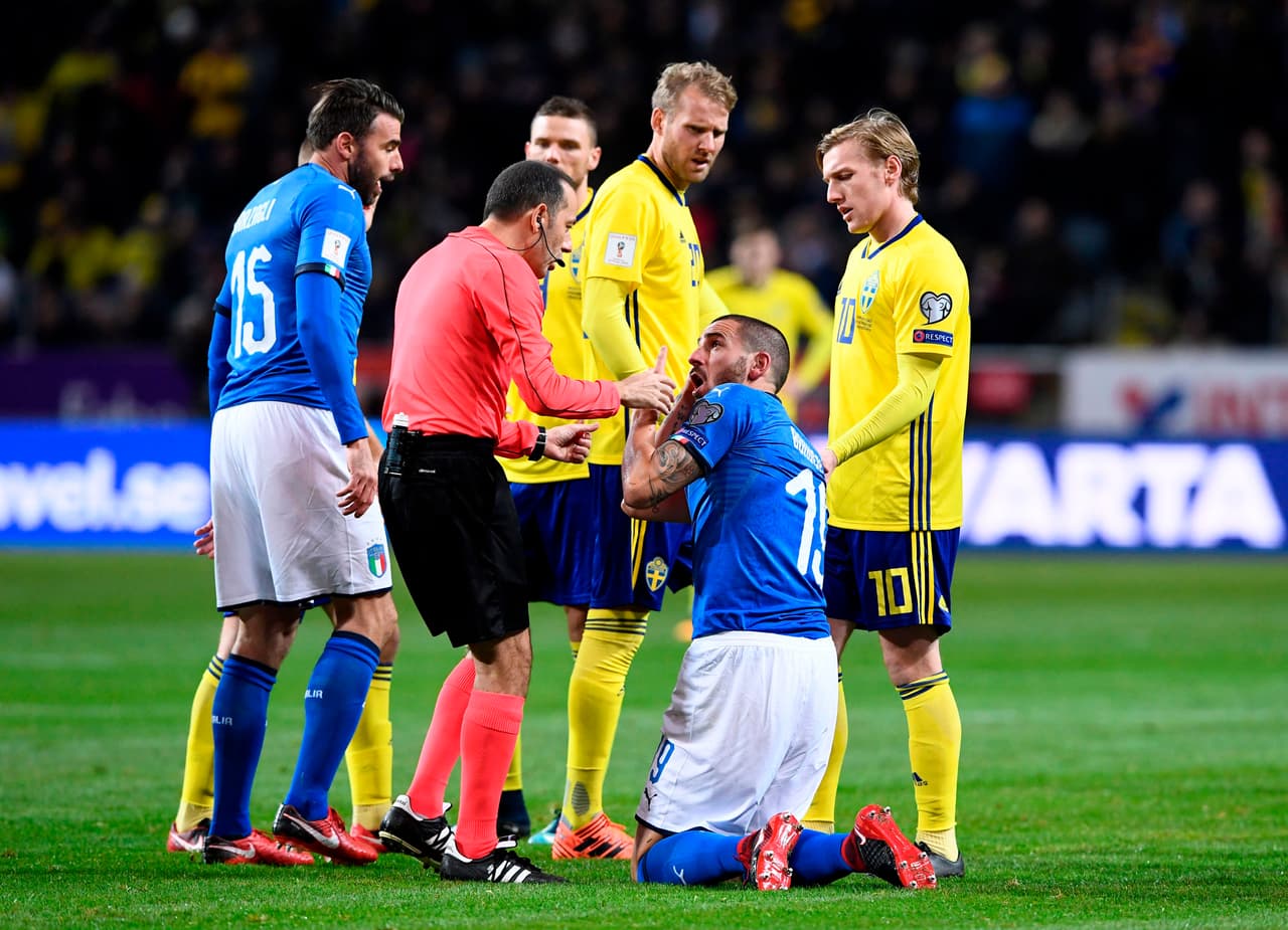 Italia se serenó, tuvo más la pelota y empezó a ganarle el juego psicológico a su rival parando el juego, exagerando las faltas recibidas, buscando la segunda amarilla para Berg.