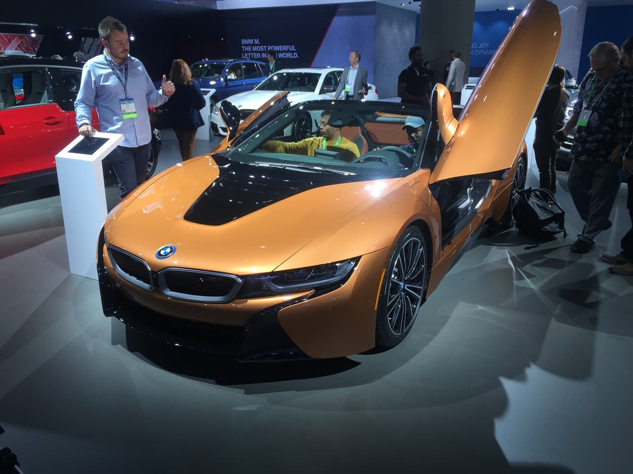 <b>BMW i8 Roadster 2019</b>
<br>Luego de tres años de haber lanzado a la venta este deportivo ecológico, la división i de BMW se atreve a mostrar la opción convertible con toldo suave.