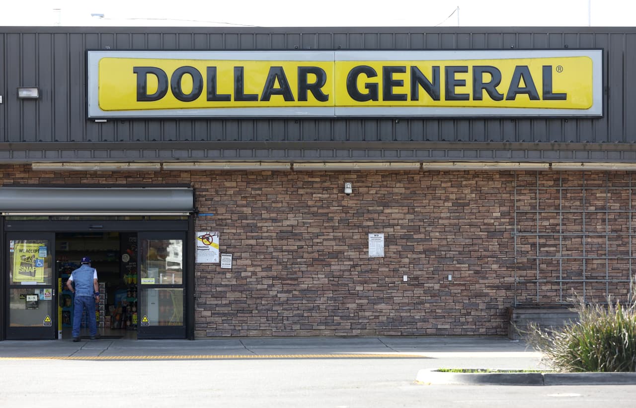 <b>Dollar General</b>
<br>Muchas tiendas abrirán con horarios modificados de Thanksgiving (jueves 23 de noviembre), pero abrirá en Black Friday (viernes 24 de noviembre).