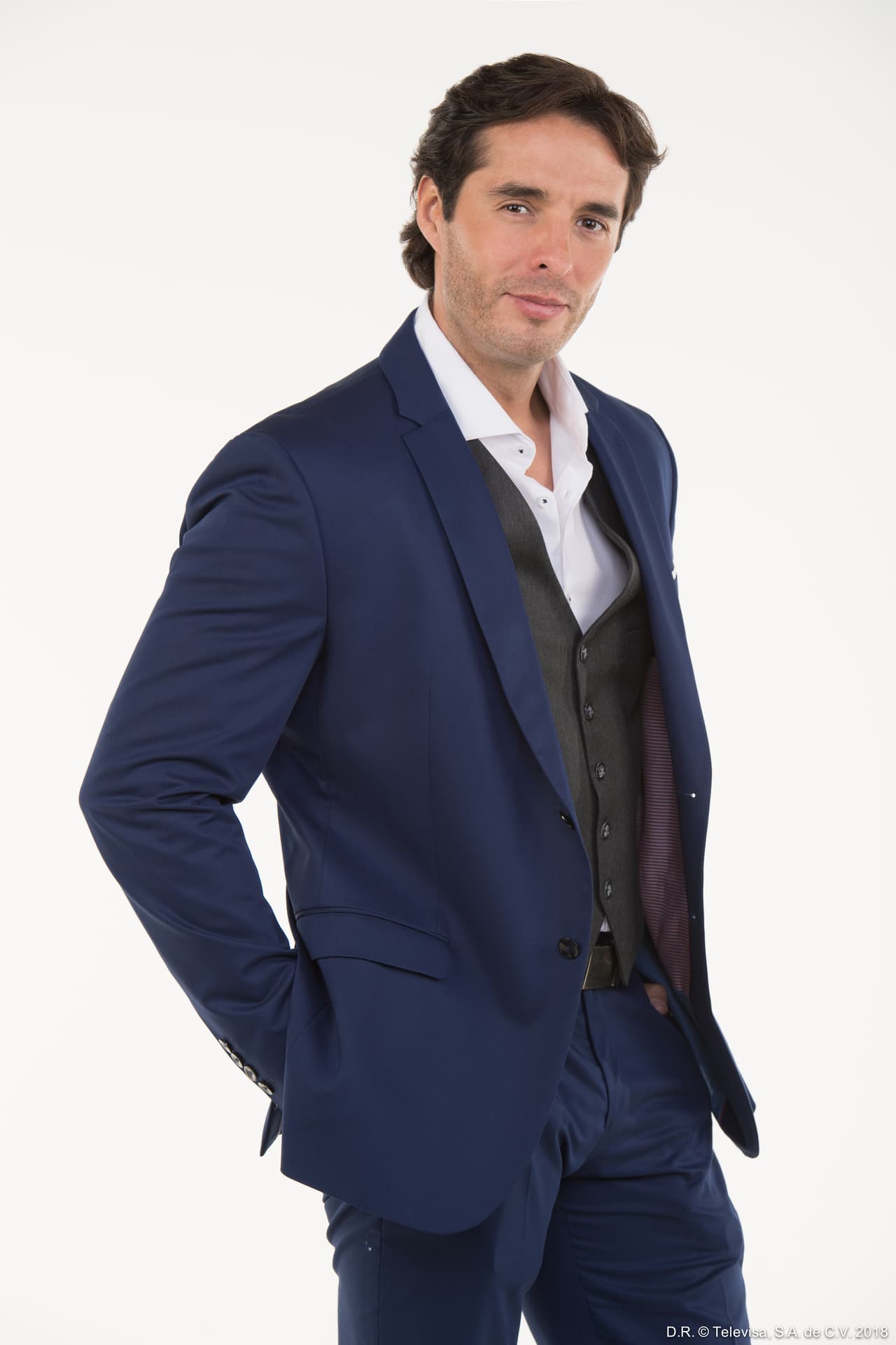 <b>Fernando Alonso </b>es Marcelo Moret un hombre atractivo, sociable y dueño de una agencia de Bienes Raíces.
<br>