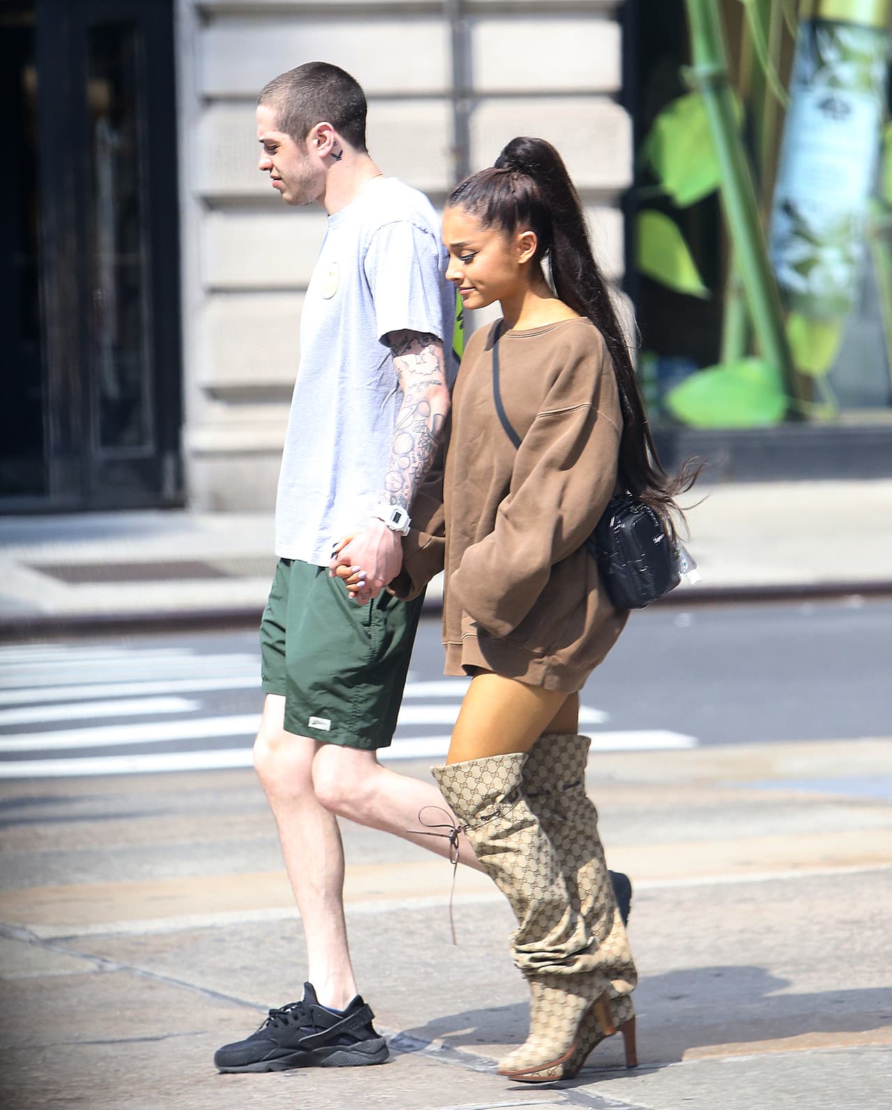 "Oye Maggie, soy Pete", dice Davidson en el promocional. "¿Te quieres casar?". Después de que la cantante declina su oferta, él responde, "0 de 3".