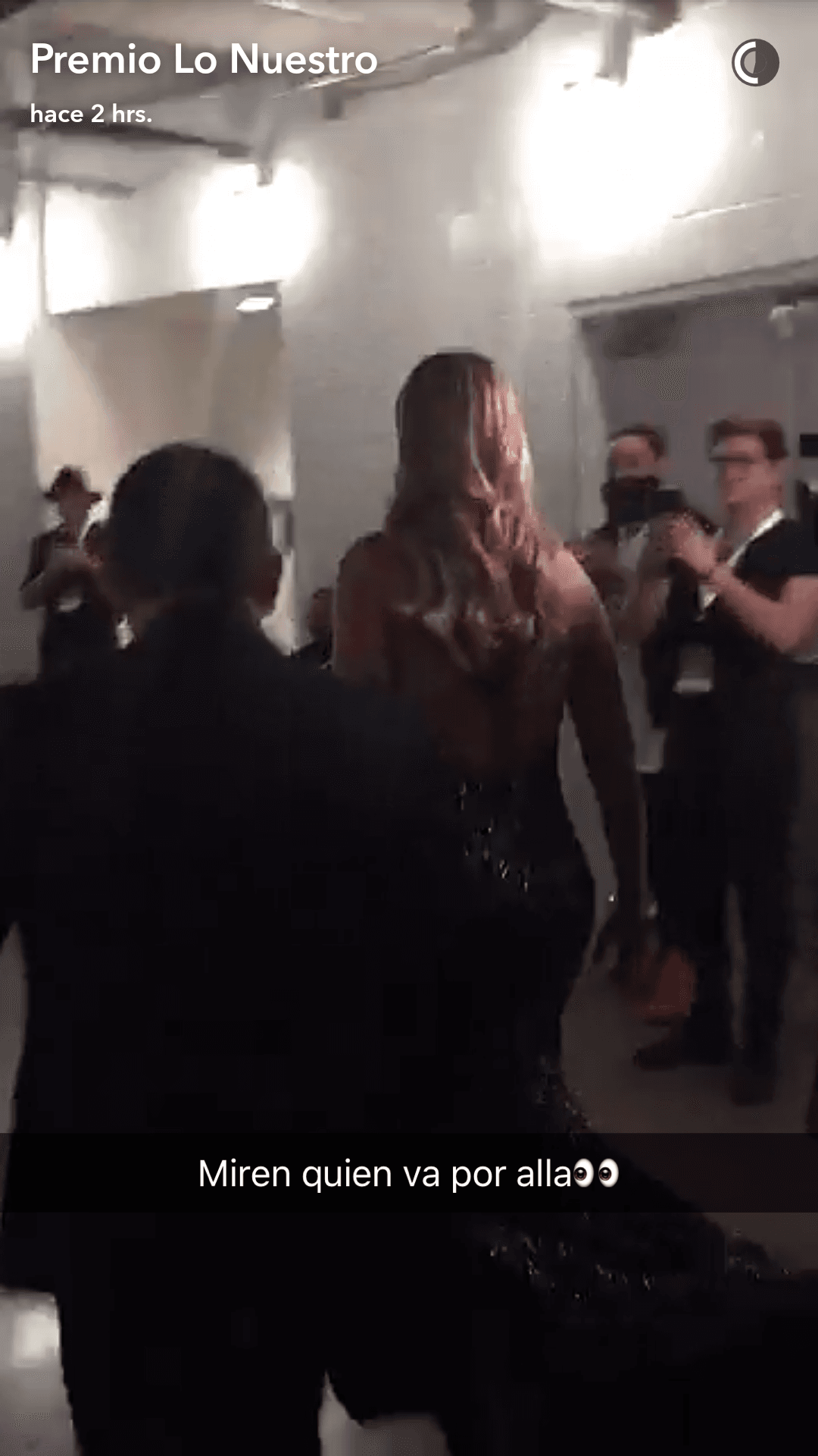 ¡Allá va! Aunque no sabemos bien quién es la guapa que se robó la atención de Luis.