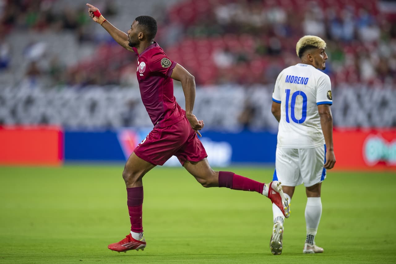El dominió de Qatar fue apabullante y antes de los 10 minutos, Abdelaziz Hatim sacaba un riflazo para vencer a Martínez y colgar el 2-0.