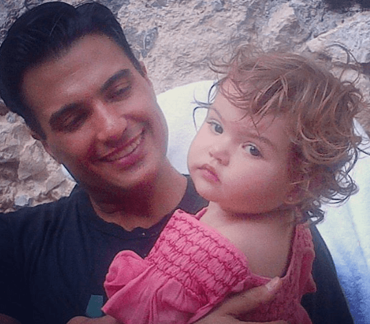 Elena Camil Balvanera nació el 25 de octubre del 2011 en la Ciudad de México.