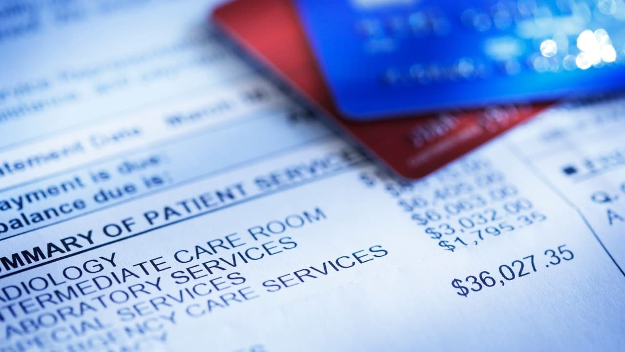 <b>Pida ayuda lo antes posible</b>: El 
<b>Centro Nacional de Derecho del Consumidor</b>, una organización sin fines de lucro, dice que llame al hospital y pregunte si califica para la "
<b>política de asistencia financiera</b>" del hospital; a veces los hospitales la llaman "
<b>atención caritativa</b>". Si sus ingresos lo califican para esta ayuda, a veces el hospital podría reducir su factura a la mitad o incluso perdonarla por completo. Los hospitales sin fines de lucro están obligados por ley a tener estas políticas de asistencia.