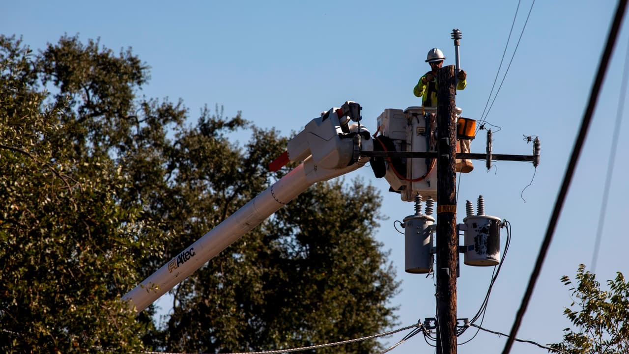 PG&E espera restablecer la electricidad este jueves para 48,000 clientes afectados por los apagones
