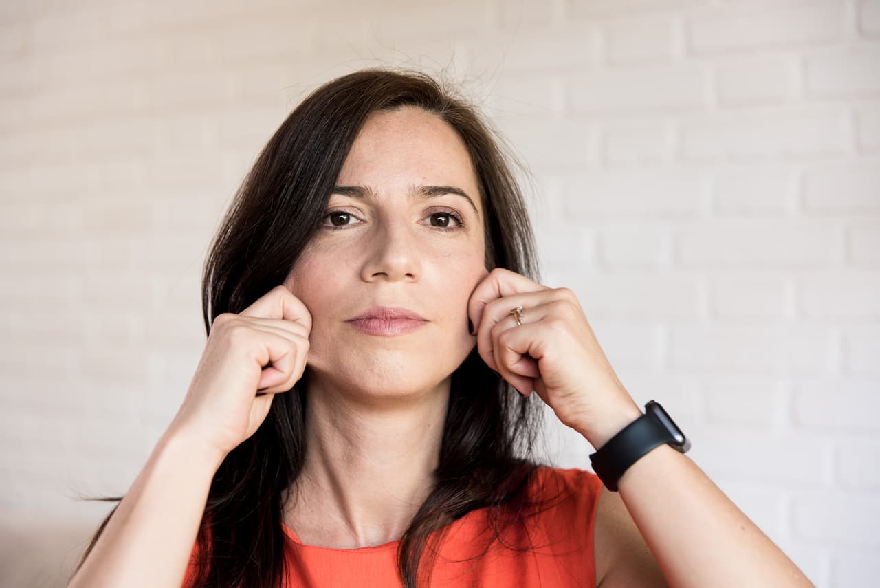 <b>Piel brillante. </b> Apretar suavemente las mejillas y todo el área de la cara con el pulgar y el dedo índice, incluso en el surco nasolabial, durante 30 segundos. Esto aumenta la circulación y estimula la producción de agentes para dar volumen, lo que significa 
<b>un aspecto más saludable y un área de la cara más firme</b>. Esta posición es ideal para aumentar la circulación y la eliminación de toxinas, lo que permite que la piel quede con más energía.