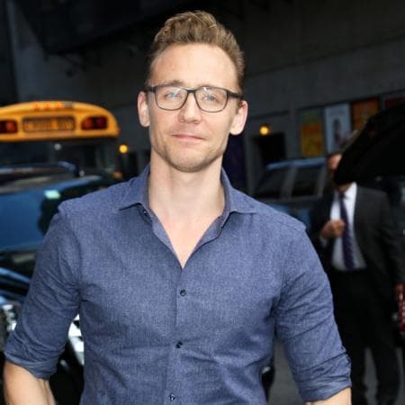 Cuando tiene que dar una entrevista a medios de España o América Latina, el villano de 'Thor' las realiza en español, sin importar que no lo domine al cien por ciento.