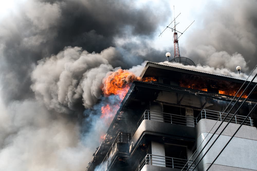 <b>Signos de fuego (Aries, Leo y Sagitario)</b>
<br>El elemento fuego también está presente en los huracanes pues su fuerza puede causar incendios al destruir transformadores de alto voltaje o también por la imprudencia de quienes utilicen velas en sus casas que pueden caerse y provocar fuegos debido a la acción del viento.