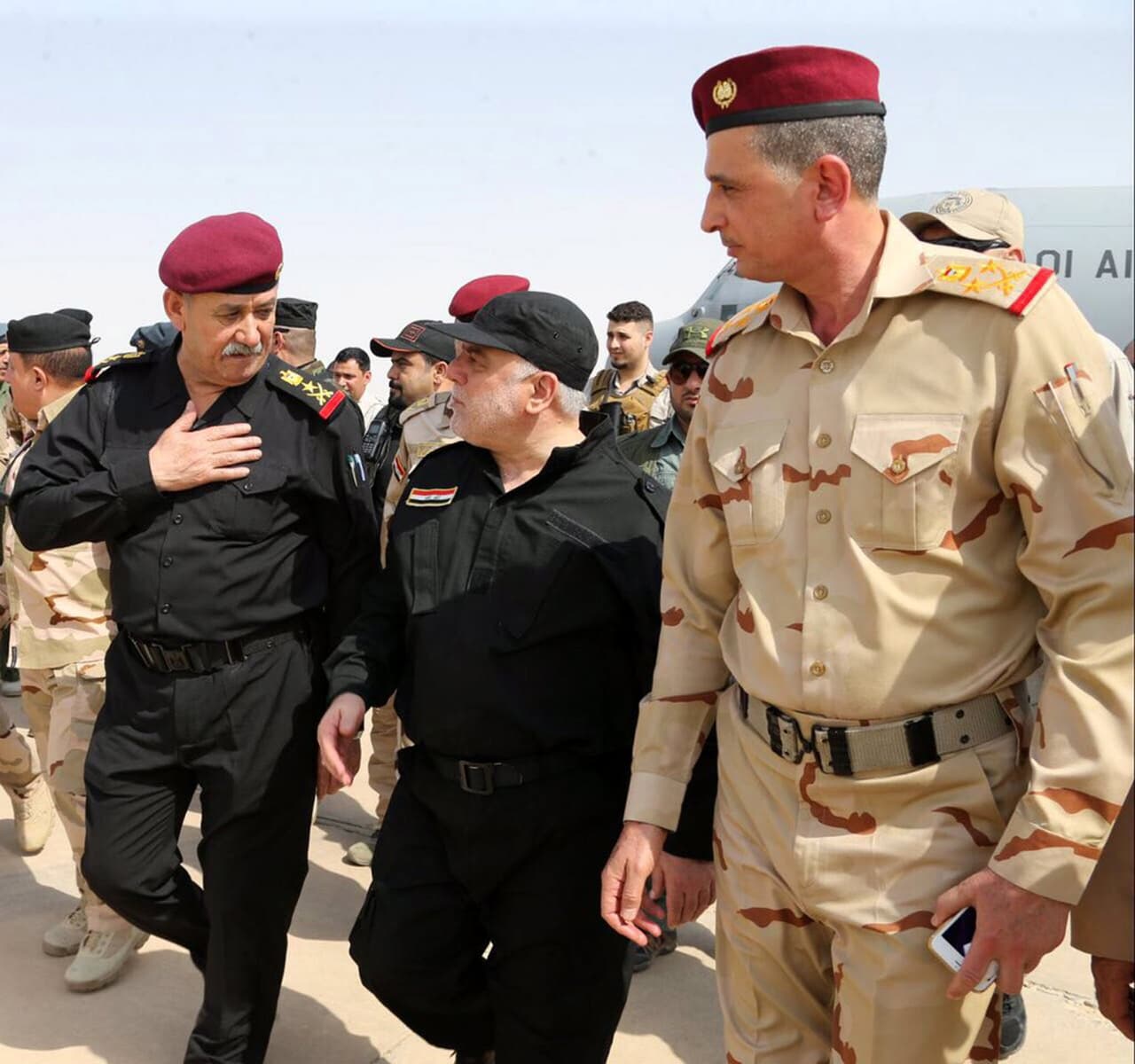 El primer ministro iraquí, Haider al-Abadi (C), llegó a una base militar en el oeste de Mosul, Irak.