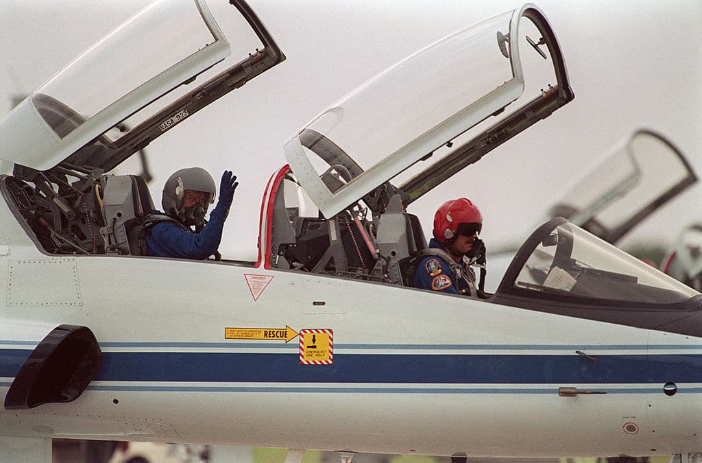 Desde la nave T-38, saludando a los periodistas que fueron al Kennedy Space Center de Florida el 9 de octubre de 1998, días antes de su viaje al espacio. (Foto de Roberto Schmidt/AFP/Getty Images)