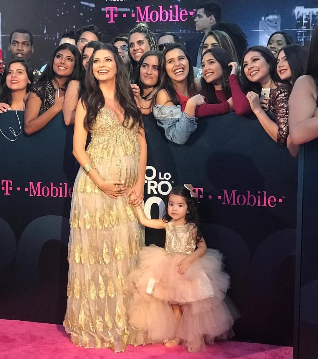 Giulietta es una pequeña 'diva'. En la alfombra de Premios Lo Nuestro 2018 desfiló con un elegante vestido de la mano de su madre derrochando glamour.
