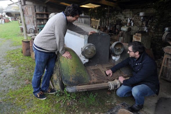 Entre los 60 autos de colección hay modelos exclusivos de marcas como Ferrari, Maserati, Porsche y Jaguar. Los autos fueron comprados entre las décadas de 1950 y 1970 por el empresario del transporte Roger Baillon, quien soñaba con restaurar su antigua colección y mostrarla en un museo. Llegó a reunir más de 100 autos pero su empresa empezó a decaer y tuvo que vender la mitad. Tras su muerte todo quedó para su hijo Jacques, quien falleció el año pasado. Los siguientes herederos, los nietos de Baillon, descubrieron el tesoro cuando fueron hasta la granja para ver su estado con intenciones de ponerla a la venta.