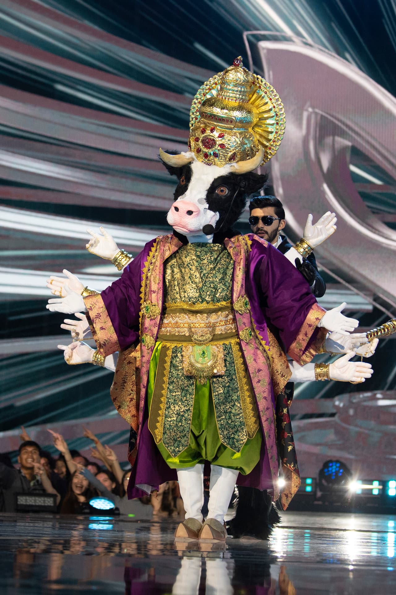 Con ayuda del personal de seguridad, Namasté se despojó de su máscara.