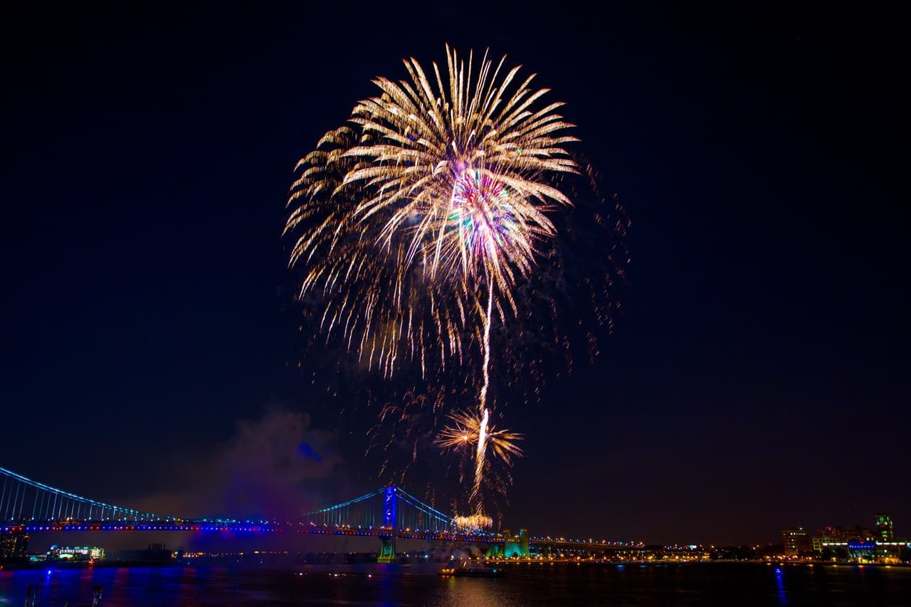 <a href="https://welcomeamerica.com/event/our-america-now/"><b>Fireworks on the Delaware River Waterfront (1 y 2 de julio)</b></a>. El paseo marítimo del río Delaware en Filadelfia es un telón de fondo perfecto para los fuegos artificiales en Filadelfia, con lugares privilegiados para verlos desde Pensilvania y Nueva Jersey.