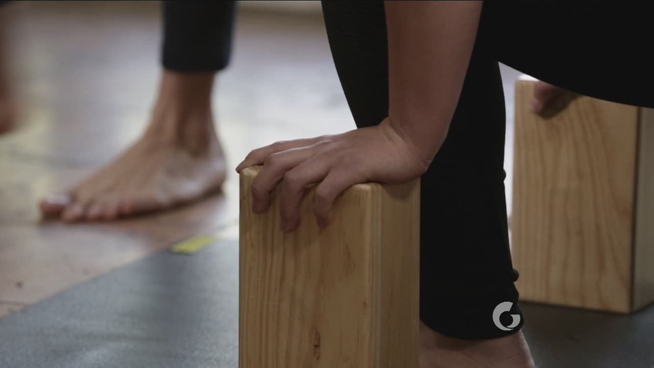 Si te cuesta mucho trabajo, consigue unos bloques o unos libros, y llévalos hacia atrás a la altura de tus hombros, justo debajo de ellos.