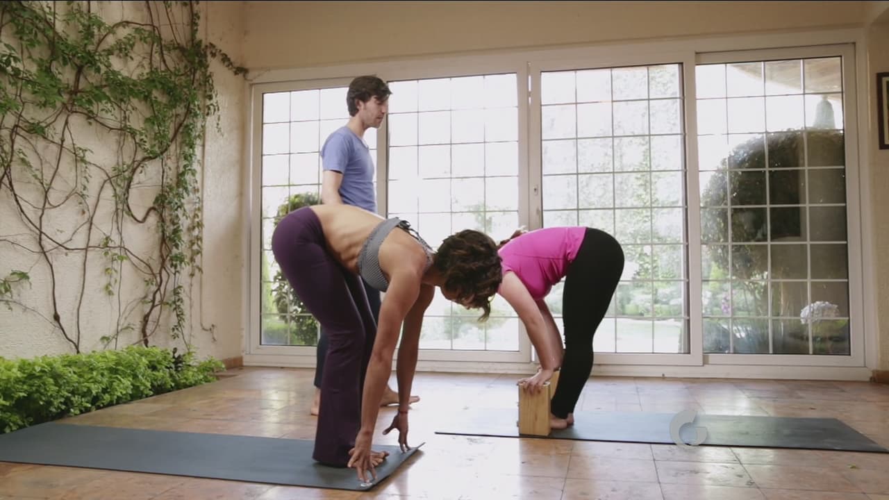 Inhala profundo y al exhalar lleva la pierna que está atrás hacia adelante.