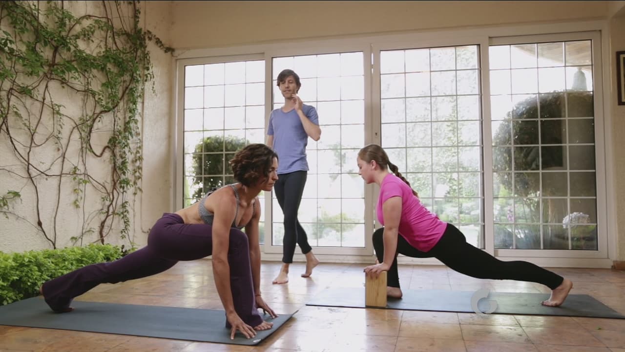 Puedes repetir el otro lado. Cuida mucho tu espalda baja en toda la práctica del Yoga.