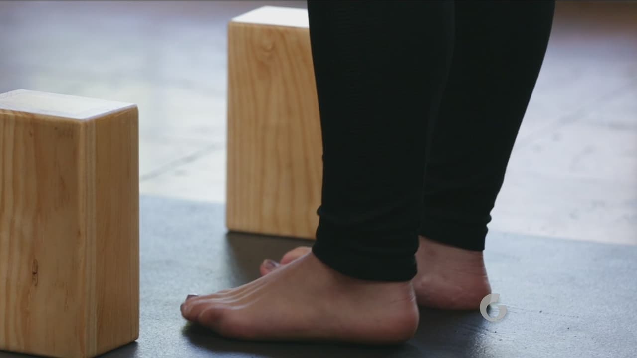 Pon los pies paralelos a la altura de tus caderas.