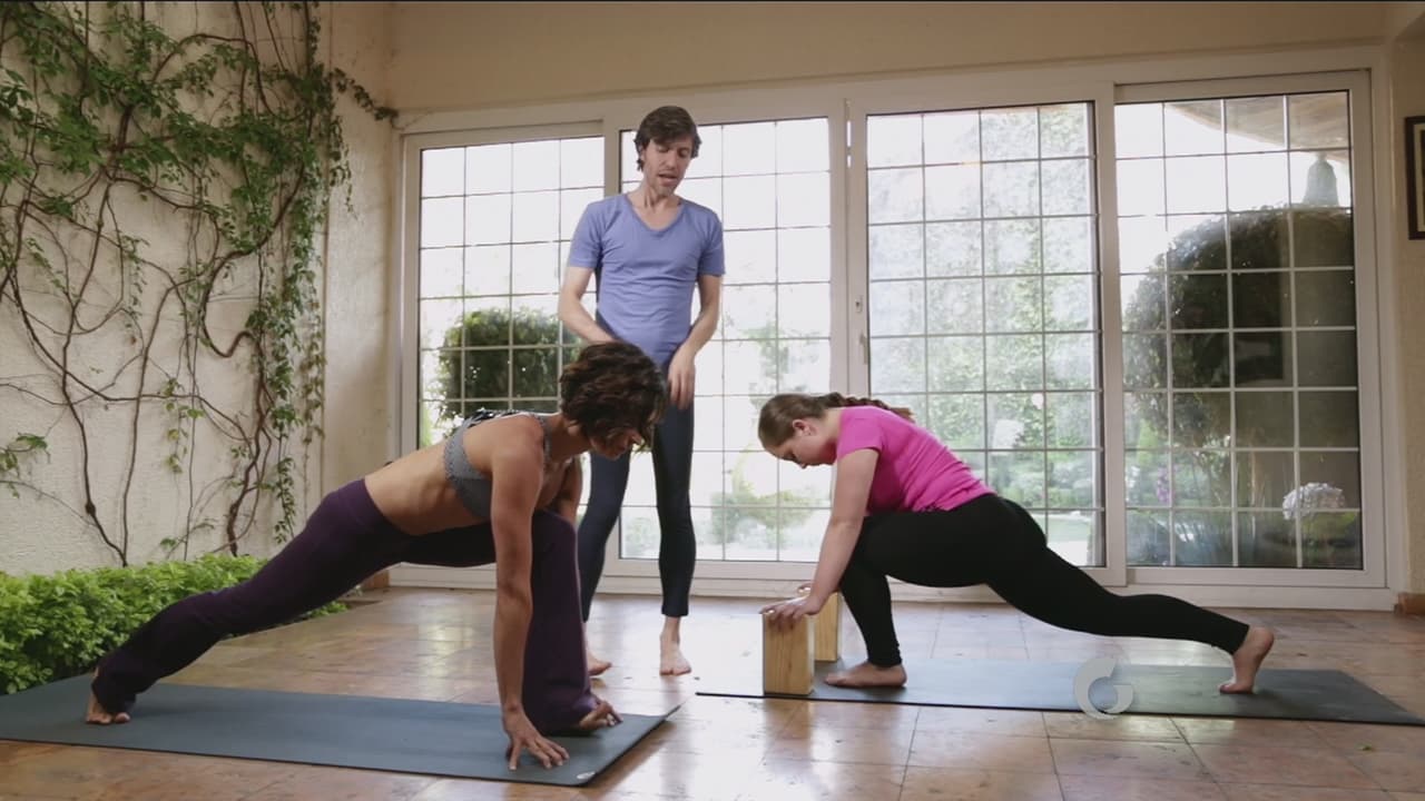 También lleva una pierna atrás. Lo que queremos es que la rodilla de adelante esté a la altura del tobillo, que no esté adelante, que no esté atrás, y que tampoco se eche hacia adentro o hacia afuera.