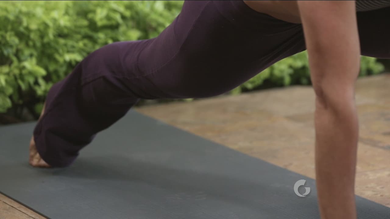 Es muy importante que la pierna de atrás esté bien estirada y que su fuerza vaya hacia arriba para que la cadera esté ligera y no baje más que la altura de la rodilla que está en tu dentro.