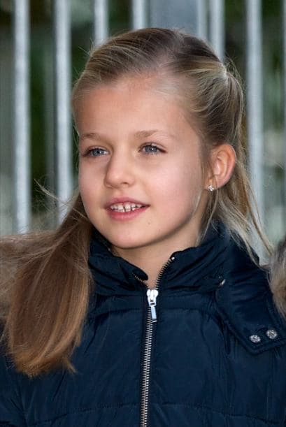 La princesa de Leonor acaba de ser nombrada princesa de Asturias y es la segunda en la línea de sucesión a la corona española.Actualmente estudia en un colegio muy cerca de sus padres, pero al igual que su padre el rey Felipe VI recibirá amplia formación militar y profesional.Sólo tiene ocho años, pero ella sabe su papel y demuestra su formación real en cada evento al que asiste. Toma clases de mandarín, ballet y practicar deporte.