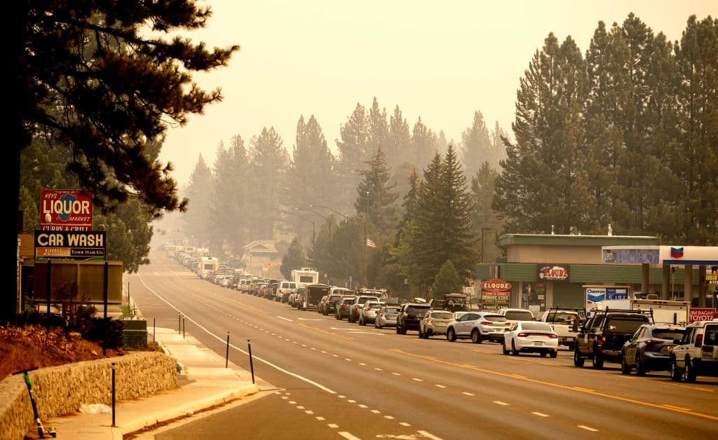 Lake Tahoe Boulevard, el camino principal en South Lake Tahoe, tenía vehículos detenidos durante al menos seis millas, entre la frontera entre California y Nevada y la "Y", como se conoce la intersección donde se encuentran las autopistas 50 y 89.