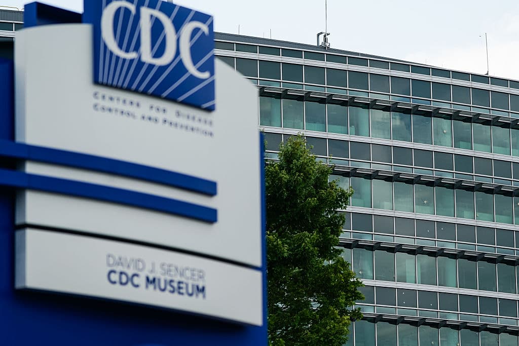 El gobierno reincorpora a cientos de empleados de los CDC tras despedirlos por error en medio del cierre del gobierno