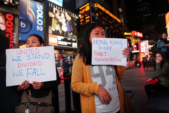 Unidos permanecemos, divididos caemos. Hong Kong hoy, el Tibet mañana. Son las consignas en las pancartas en NY.