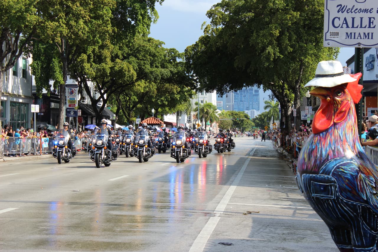 Pese a la lluvia, miles de personas se conglomeraron en la calle ocho para disfrutar de la tradicional Parada de los Reyes Magos en Miami.