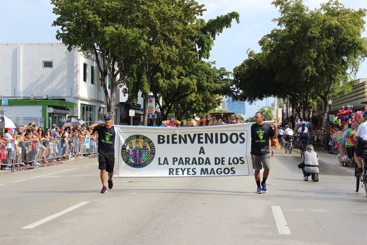 Pese a la lluvia, miles de personas se conglomeraron en la calle ocho para disfrutar de la tradicional Parada de los Reyes Magos en Miami.