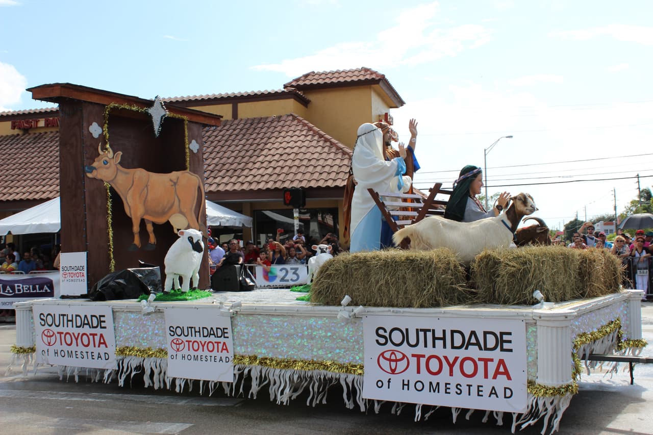 Pese a la lluvia, miles de personas se conglomeraron en la calle ocho para disfrutar de la tradicional Parada de los Reyes Magos en Miami.