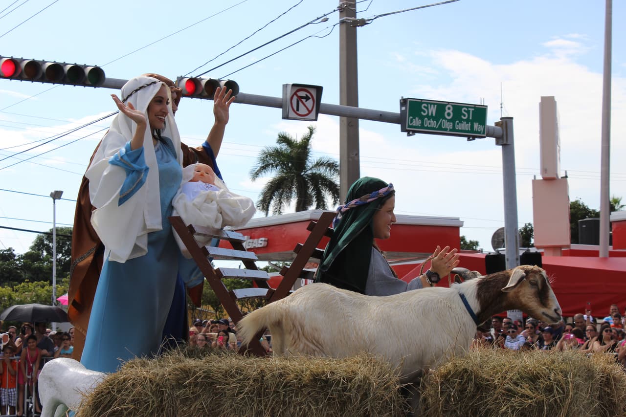 Pese a la lluvia, miles de personas se conglomeraron en la calle ocho para disfrutar de la tradicional Parada de los Reyes Magos en Miami.