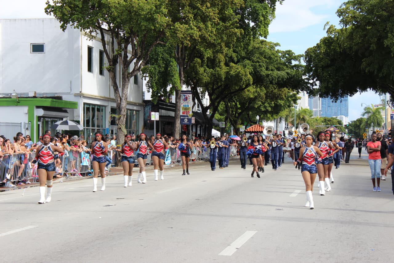 Pese a la lluvia, miles de personas se conglomeraron en la calle ocho para disfrutar de la tradicional Parada de los Reyes Magos en Miami.