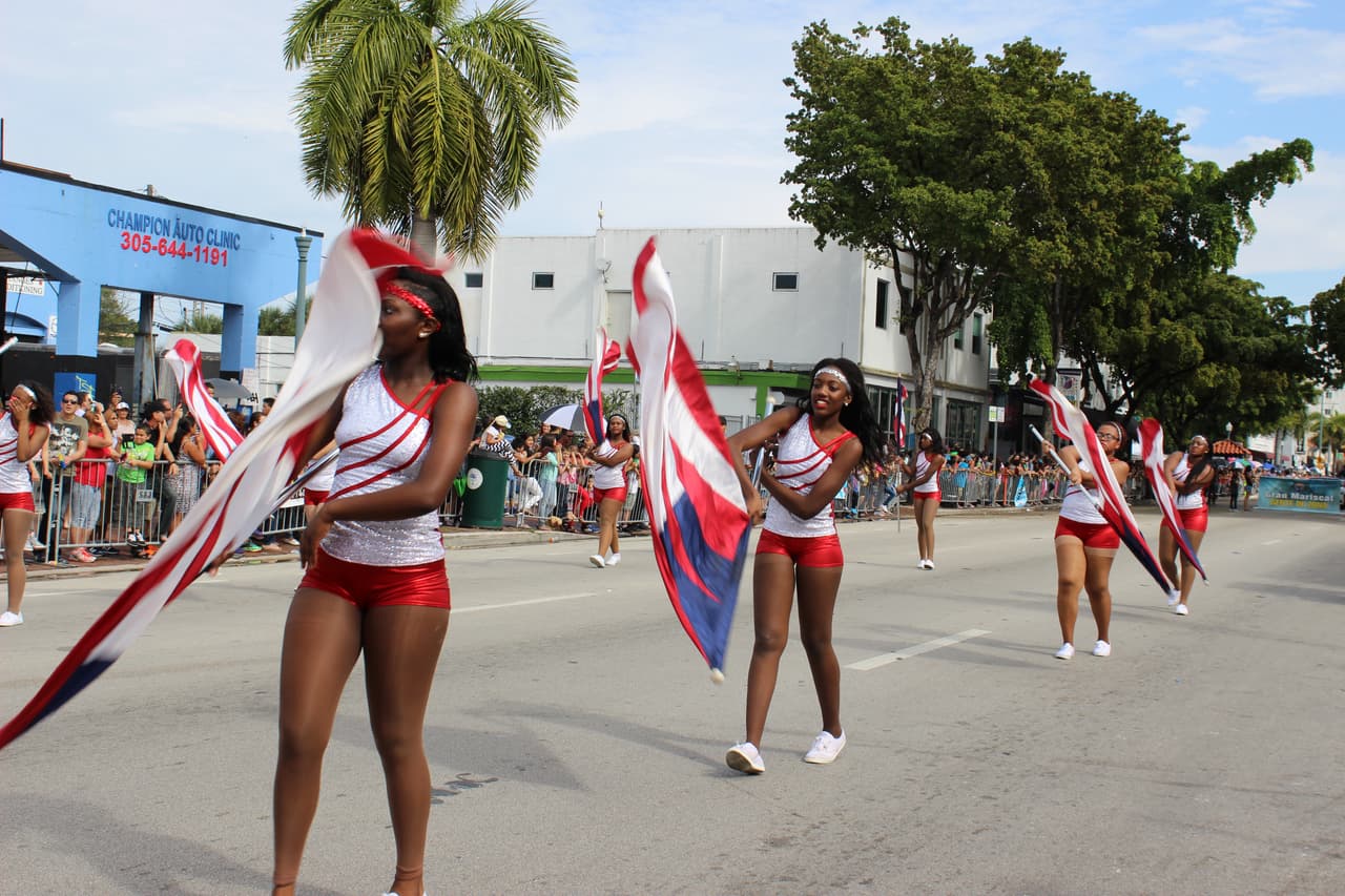 Pese a la lluvia, miles de personas se conglomeraron en la calle ocho para disfrutar de la tradicional Parada de los Reyes Magos en Miami.