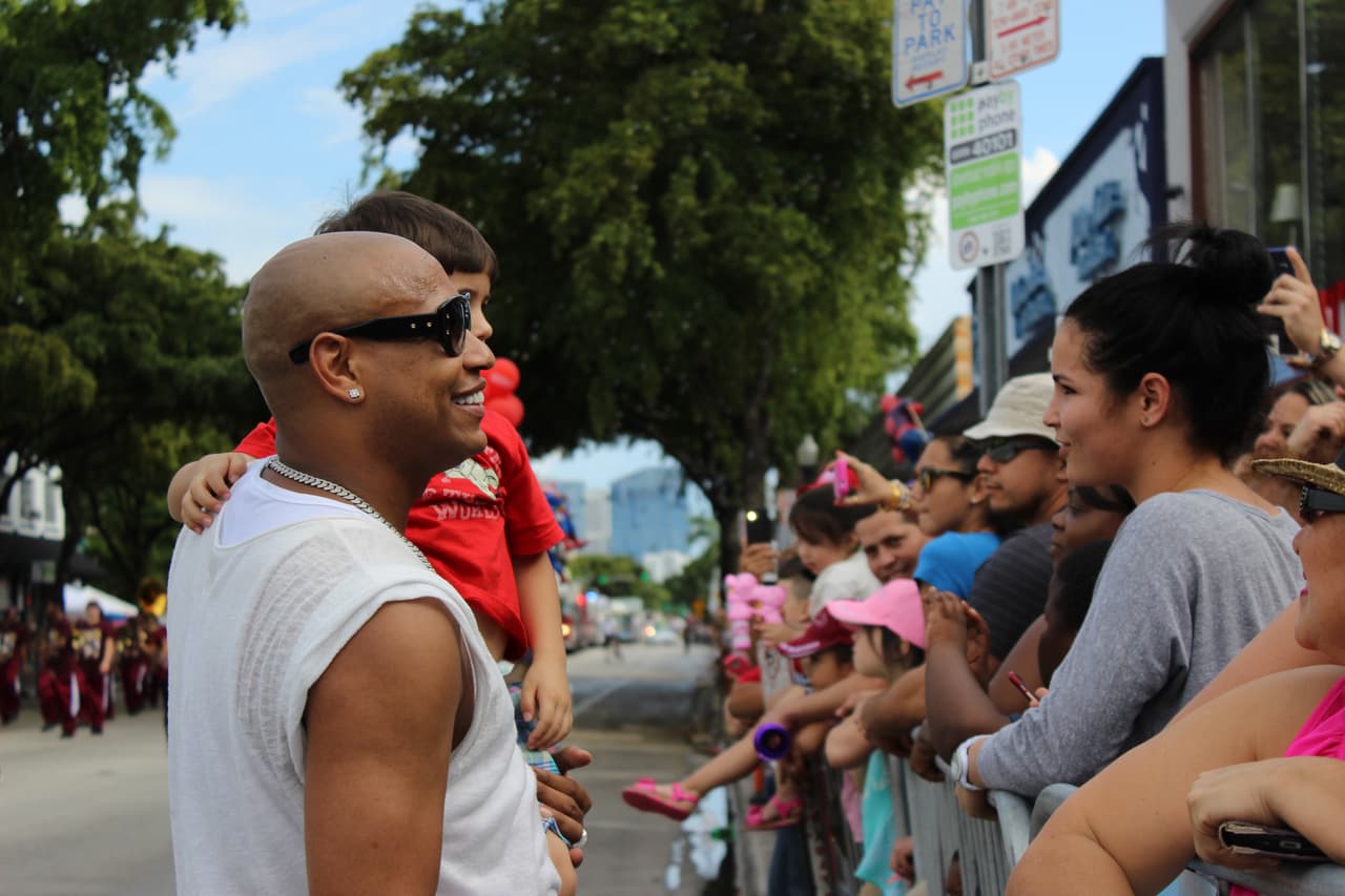 Pese a la lluvia, miles de personas se conglomeraron en la calle ocho para disfrutar de la tradicional Parada de los Reyes Magos en Miami.