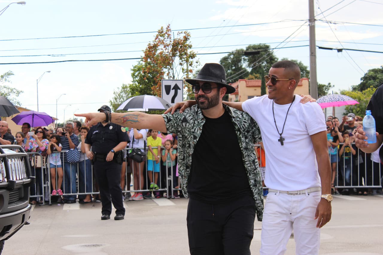 Pese a la lluvia, miles de personas se conglomeraron en la calle ocho para disfrutar de la tradicional Parada de los Reyes Magos en Miami.