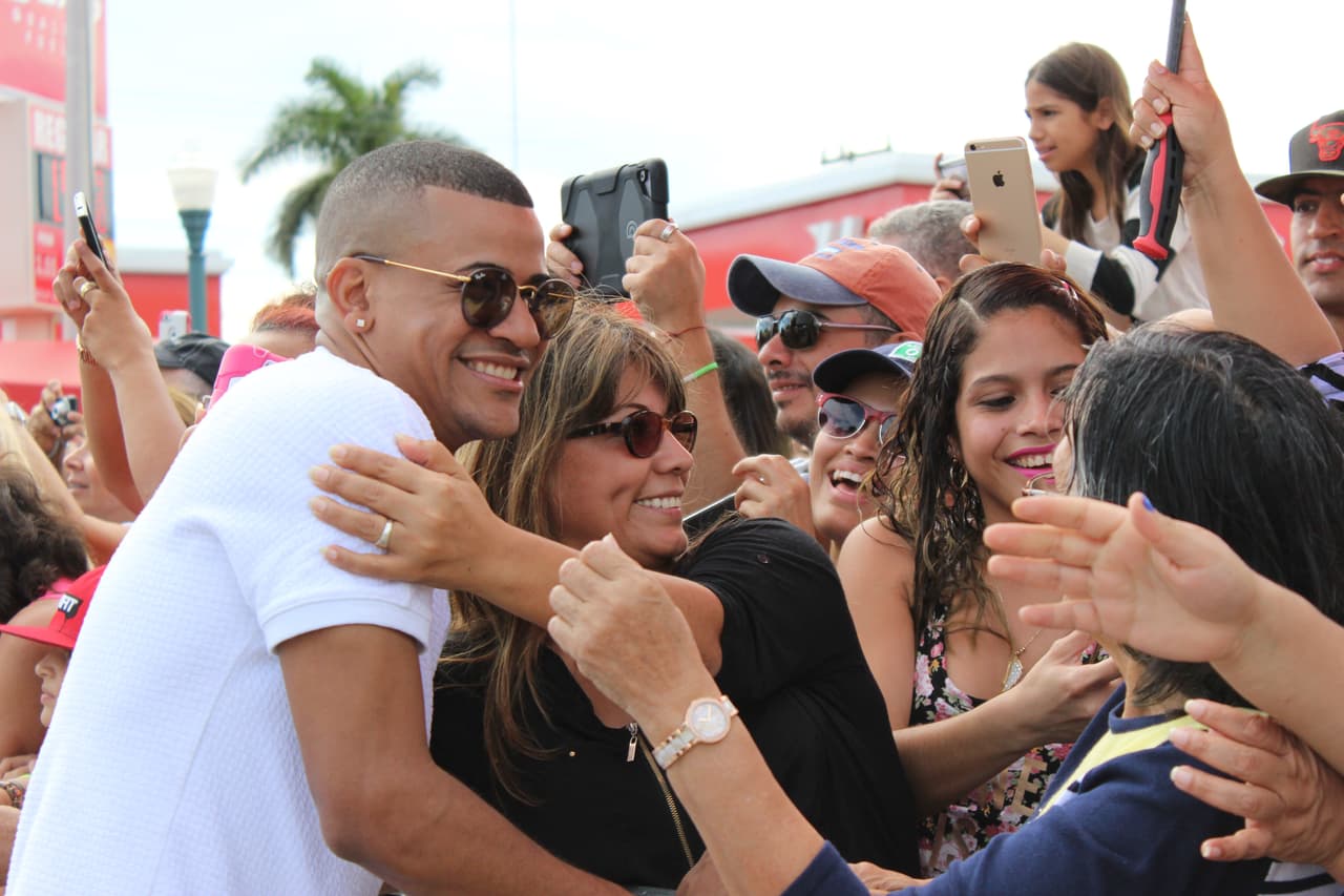 Pese a la lluvia, miles de personas se conglomeraron en la calle ocho para disfrutar de la tradicional Parada de los Reyes Magos en Miami.