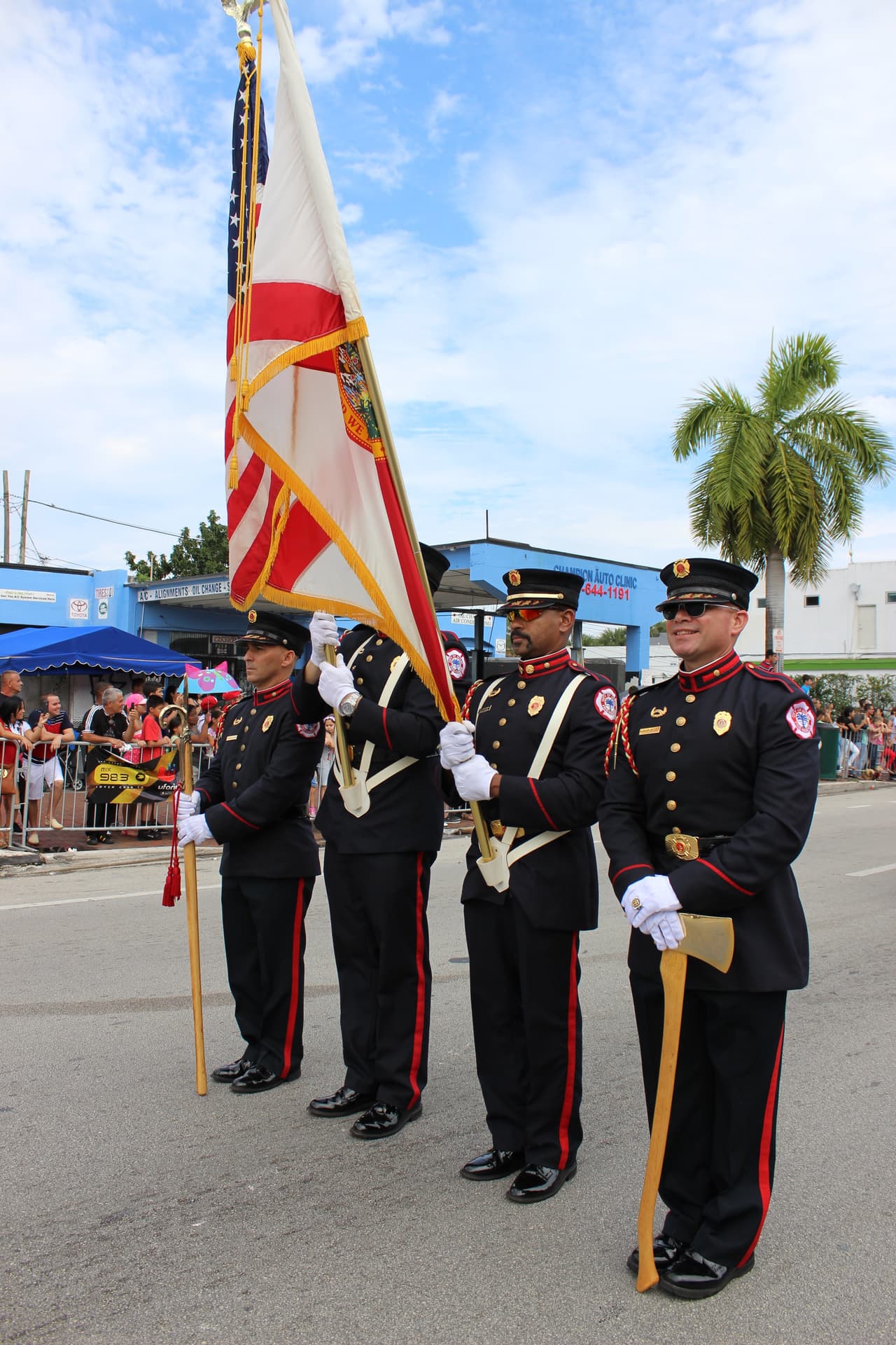 Pese a la lluvia, miles de personas se conglomeraron en la calle ocho para disfrutar de la tradicional Parada de los Reyes Magos en Miami.