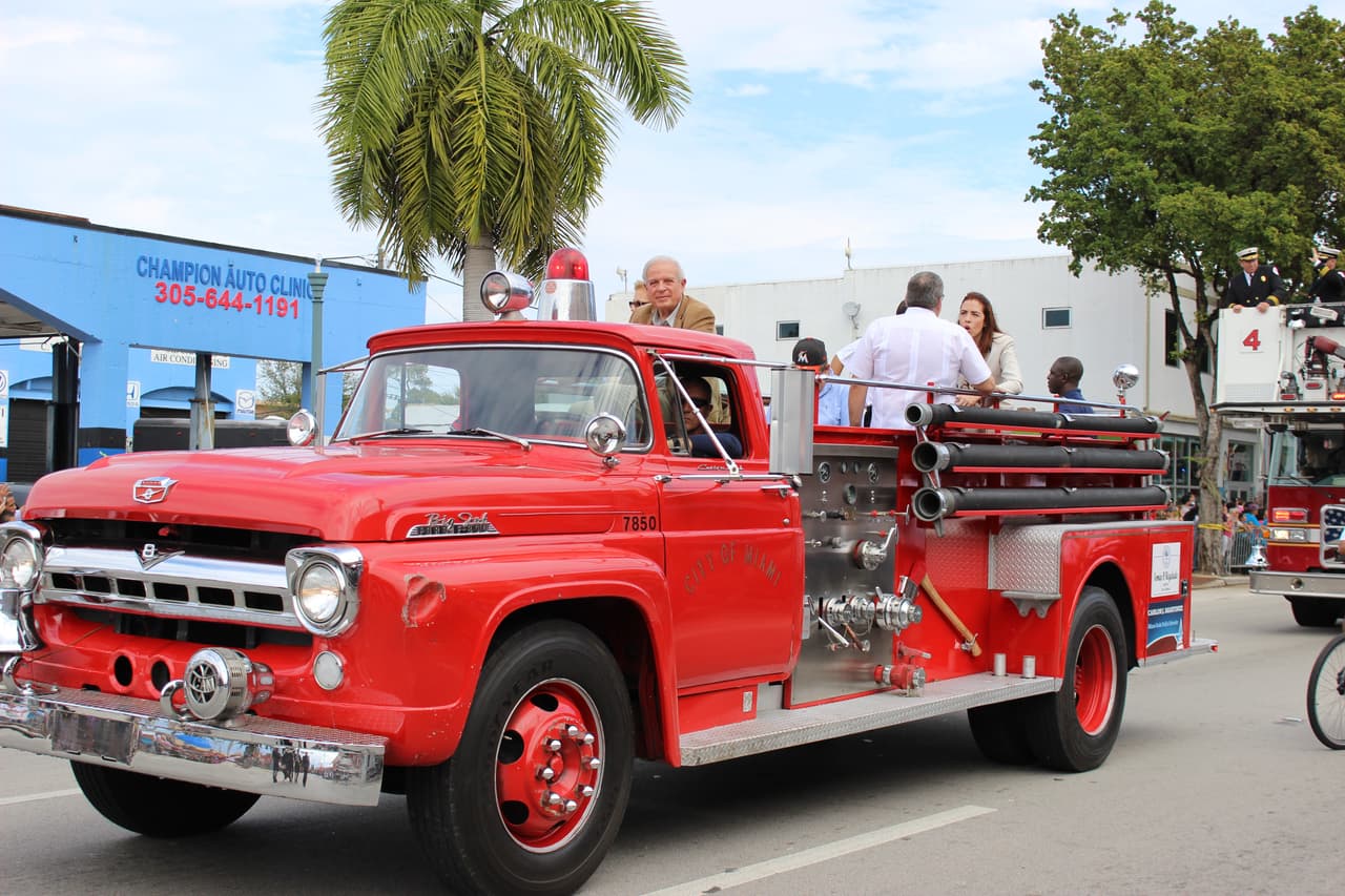 Pese a la lluvia, miles de personas se conglomeraron en la calle ocho para disfrutar de la tradicional Parada de los Reyes Magos en Miami.