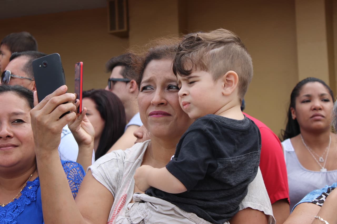 Pese a la lluvia, miles de personas se conglomeraron en la calle ocho para disfrutar de la tradicional Parada de los Reyes Magos en Miami.