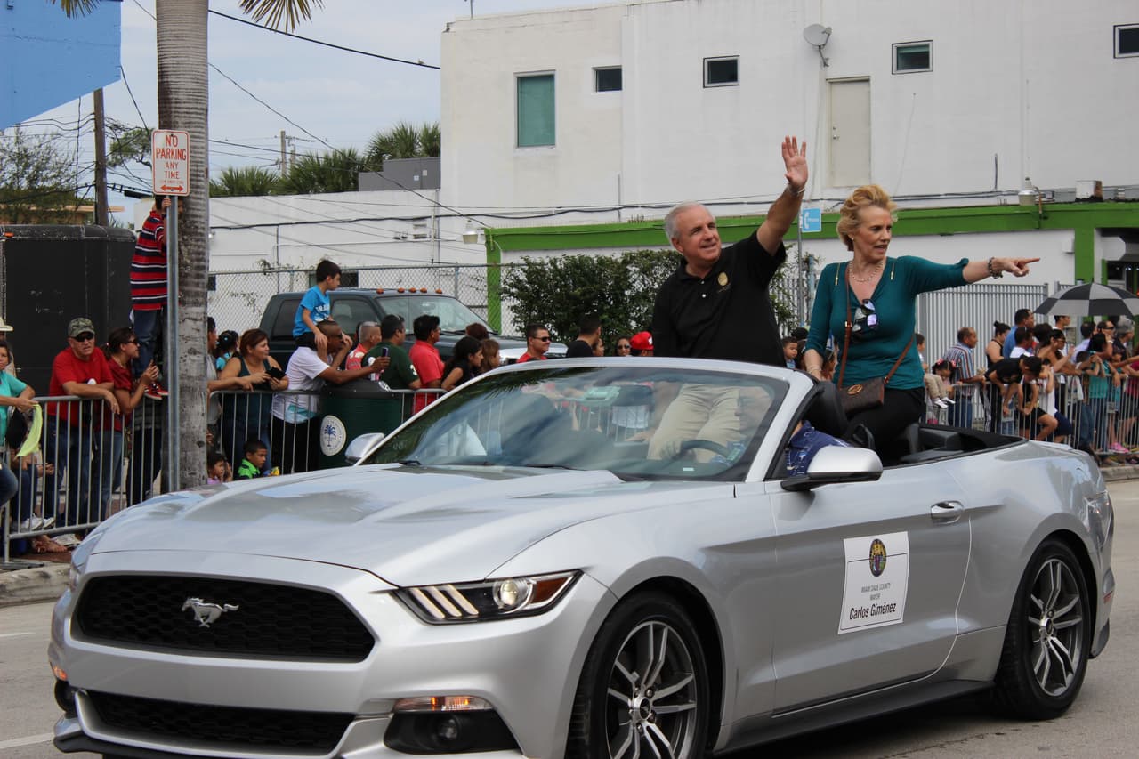 Pese a la lluvia, miles de personas se conglomeraron en la calle ocho para disfrutar de la tradicional Parada de los Reyes Magos en Miami.