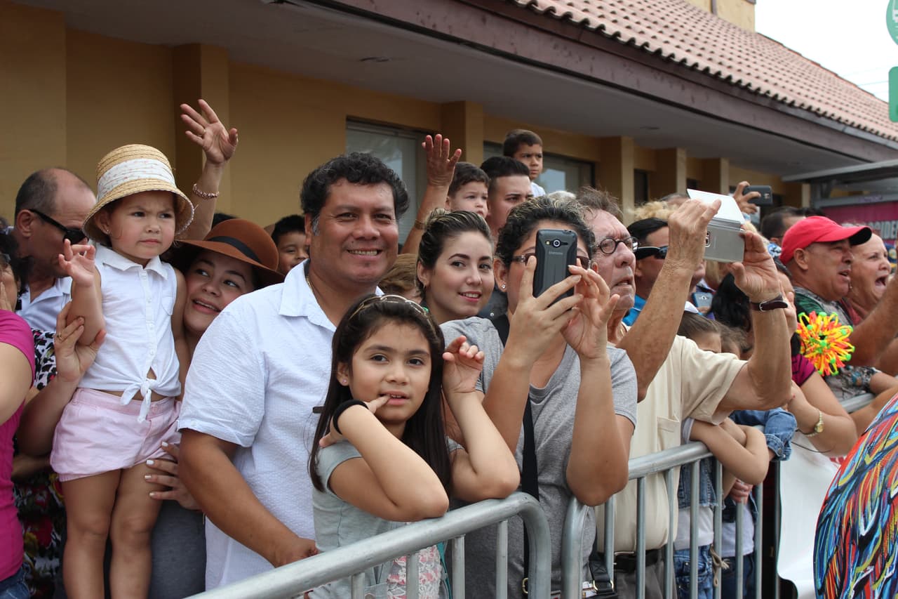 Pese a la lluvia, miles de personas se conglomeraron en la calle ocho para disfrutar de la tradicional Parada de los Reyes Magos en Miami.