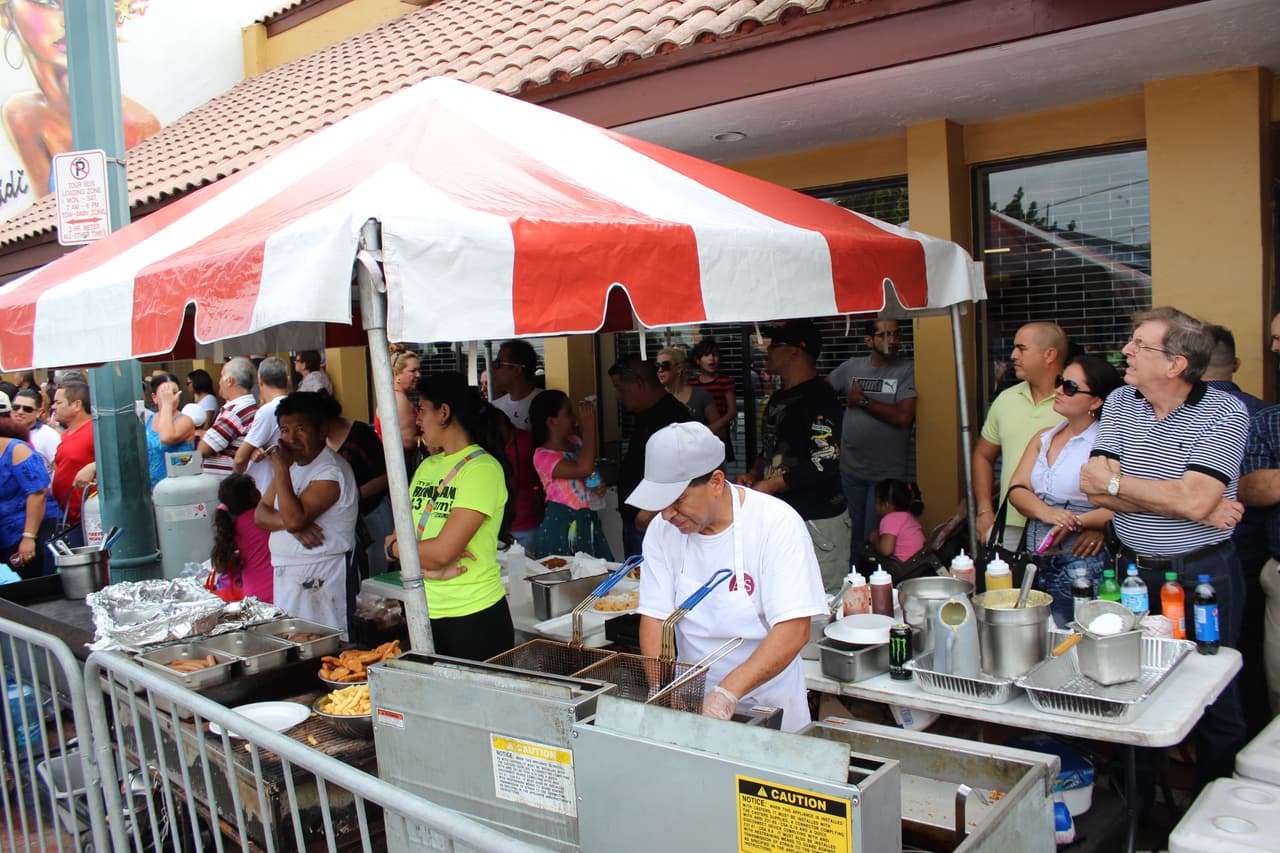 Pese a la lluvia, miles de personas se conglomeraron en la calle ocho para disfrutar de la tradicional Parada de los Reyes Magos en Miami.