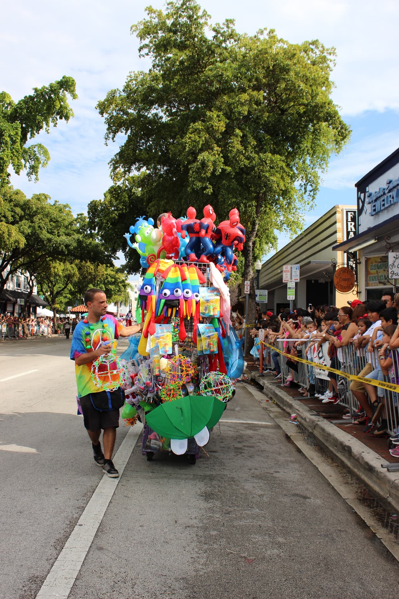 Pese a la lluvia, miles de personas se conglomeraron en la calle ocho para disfrutar de la tradicional Parada de los Reyes Magos en Miami.