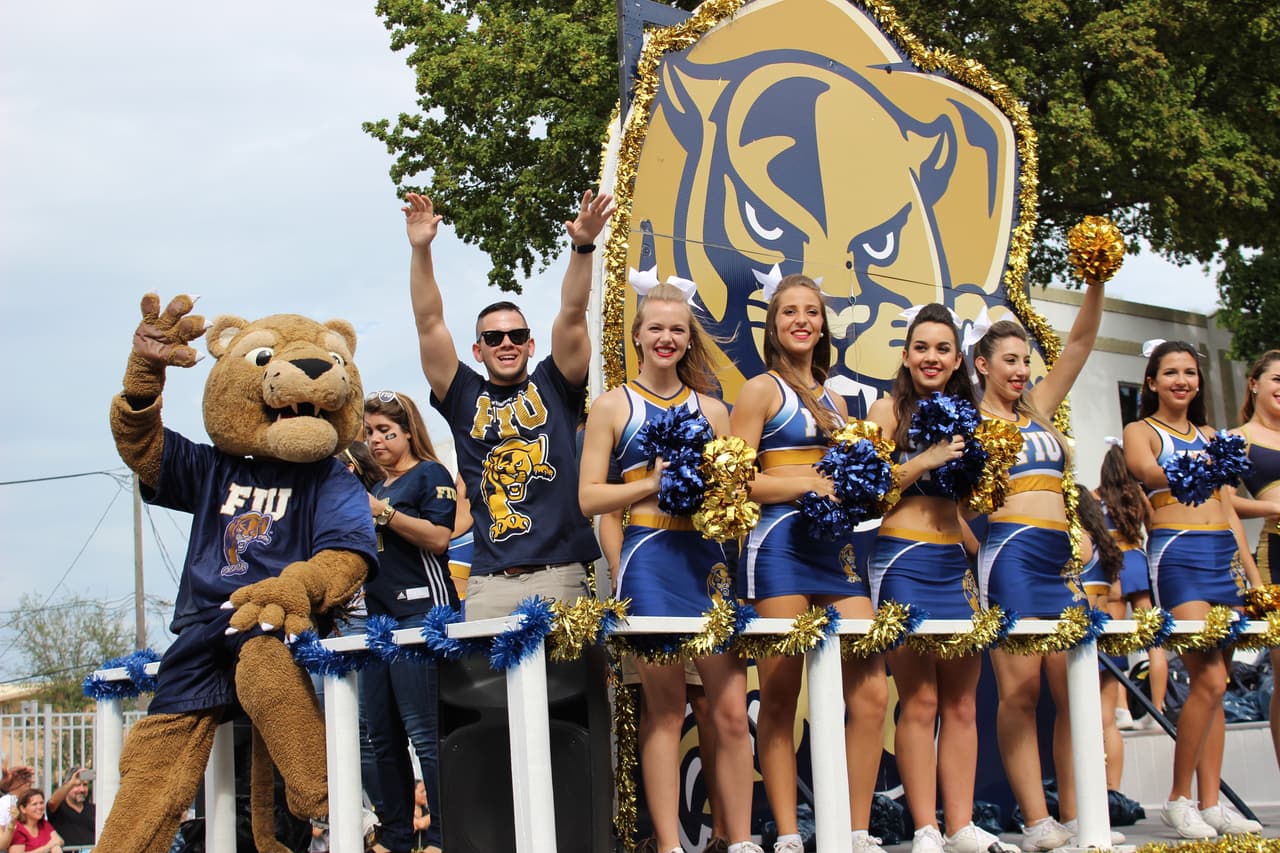 Pese a la lluvia, miles de personas se conglomeraron en la calle ocho para disfrutar de la tradicional Parada de los Reyes Magos en Miami.