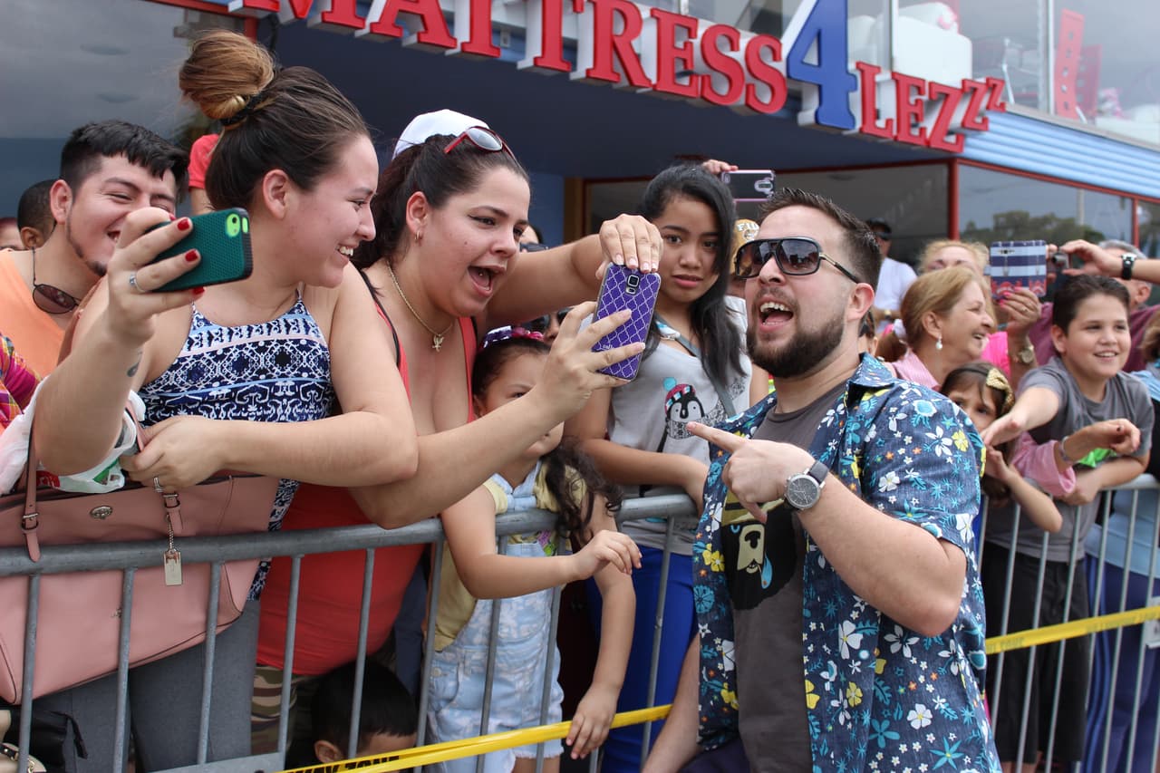 Pese a la lluvia, miles de personas se conglomeraron en la calle ocho para disfrutar de la tradicional Parada de los Reyes Magos en Miami.