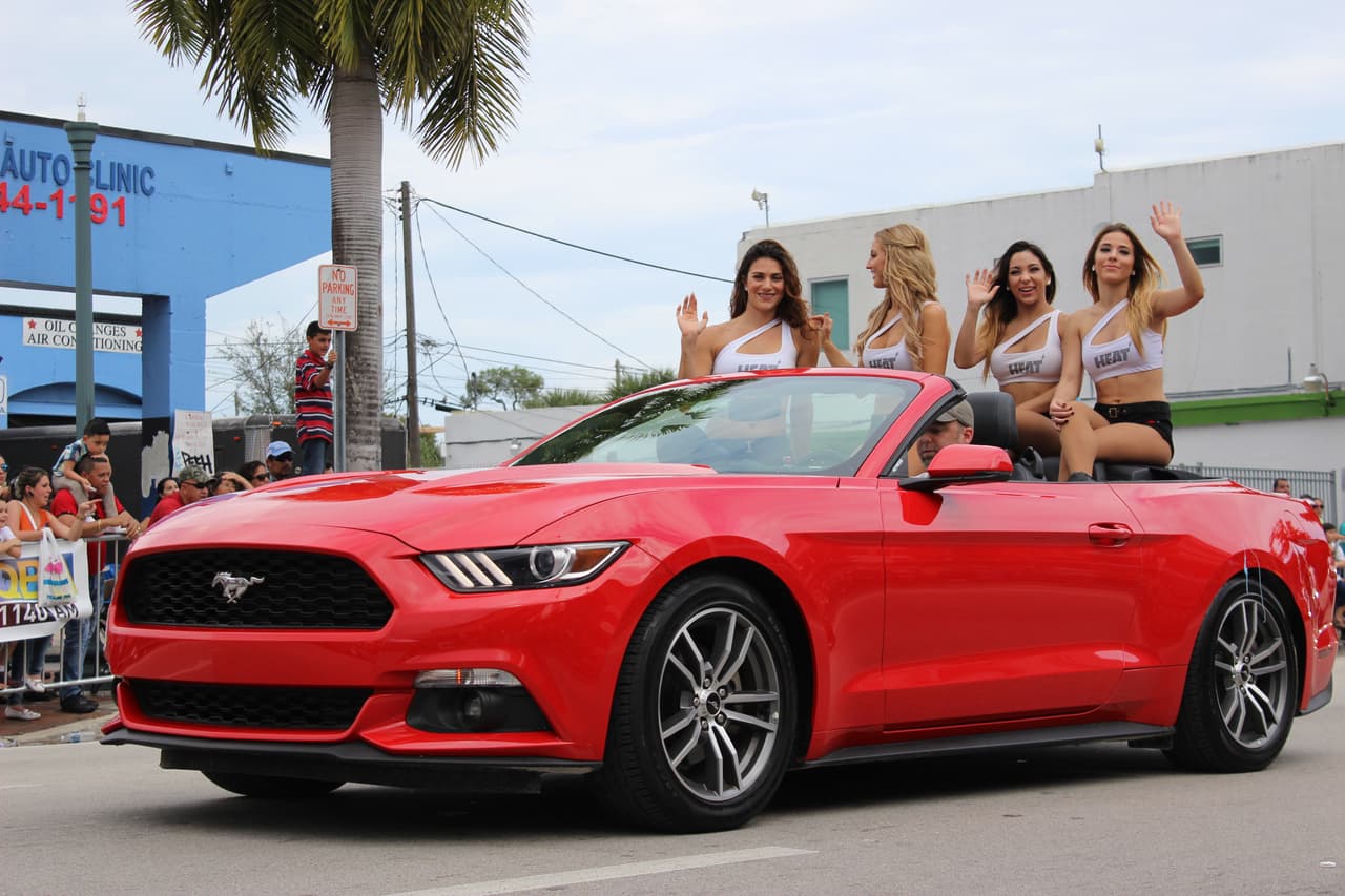 Pese a la lluvia, miles de personas se conglomeraron en la calle ocho para disfrutar de la tradicional Parada de los Reyes Magos en Miami.