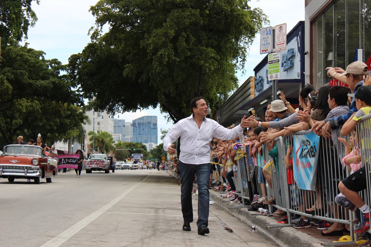 Pese a la lluvia, miles de personas se conglomeraron en la calle ocho para disfrutar de la tradicional Parada de los Reyes Magos en Miami.