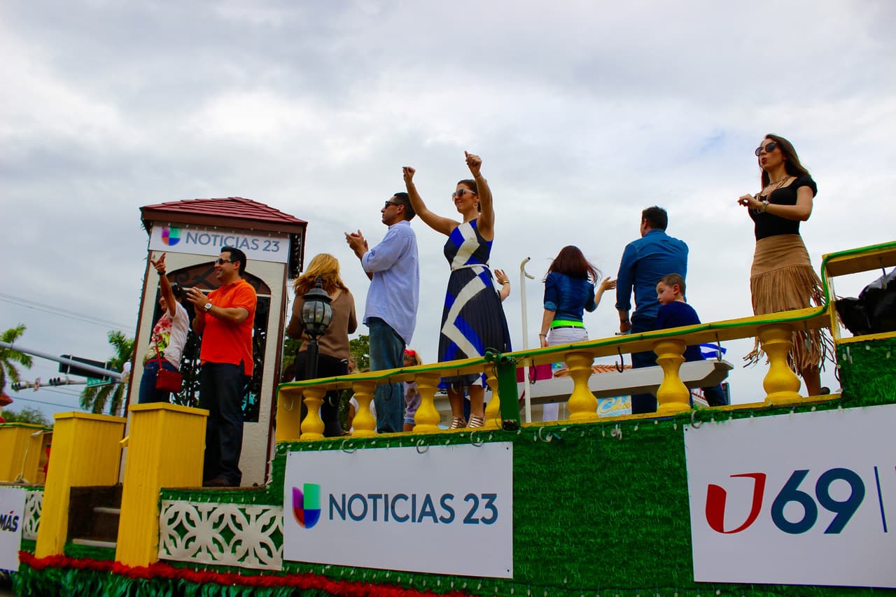 Pese a la lluvia, miles de personas se conglomeraron en la calle ocho para disfrutar de la tradicional Parada de los Reyes Magos en Miami.